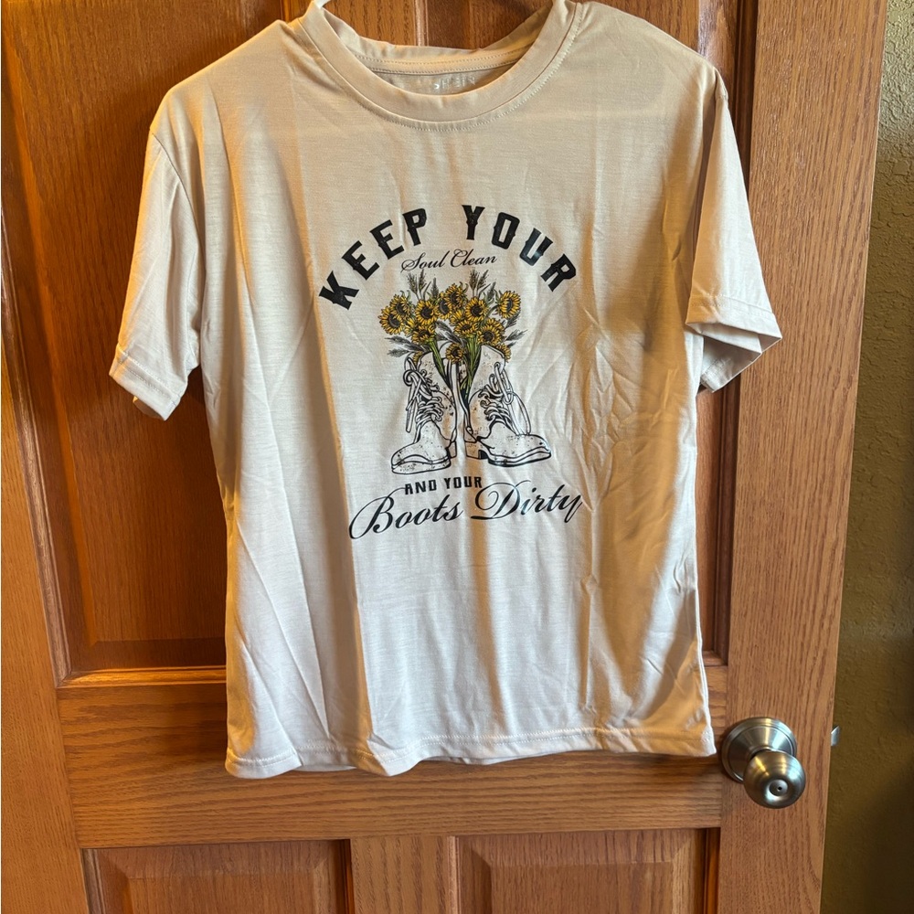 Women’s S Graphic Tee with Sunflower and Boots Design